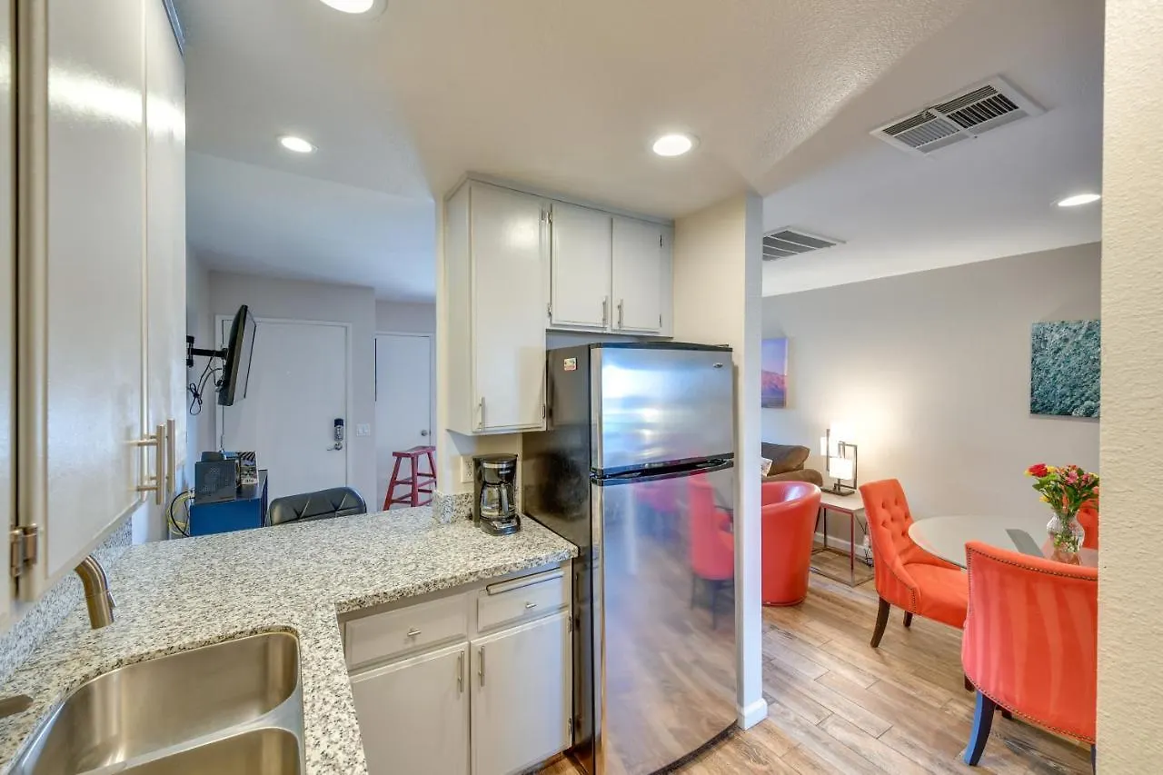 Central Palm Springs Resort Condo With 2 Balconies